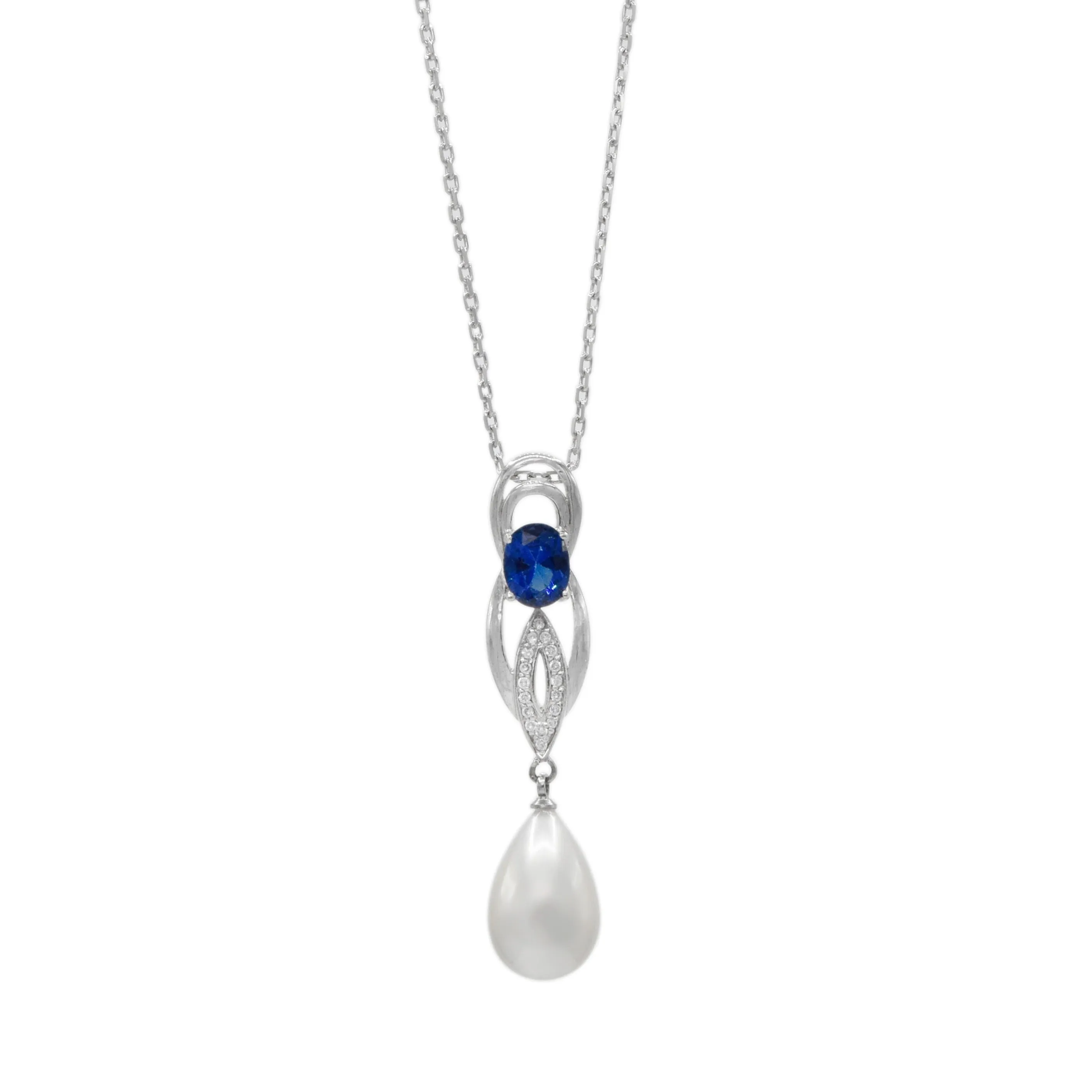 Elegant Pearl set with sparkling stones