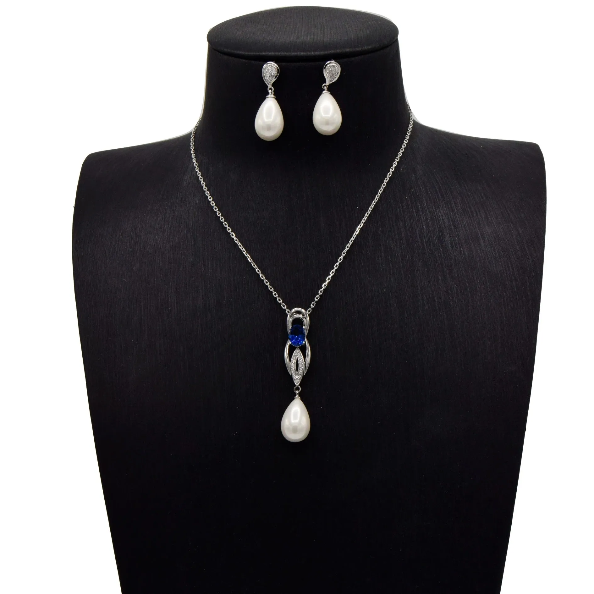 Elegant Pearl set with sparkling stones
